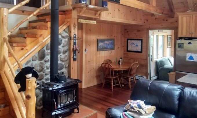 Stratton House | Beautiful Rustic Log Home, 10 minutes from Sugarloaf Mountain Ski Resort