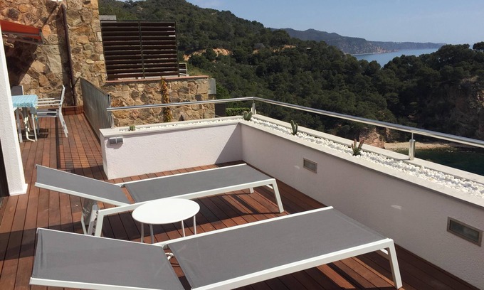 La Pola I Giverola Villa | Beautiful seafront
