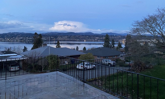 Bryn Mawr-Skyway House | Beautiful Seattle View of the Water/Skyline