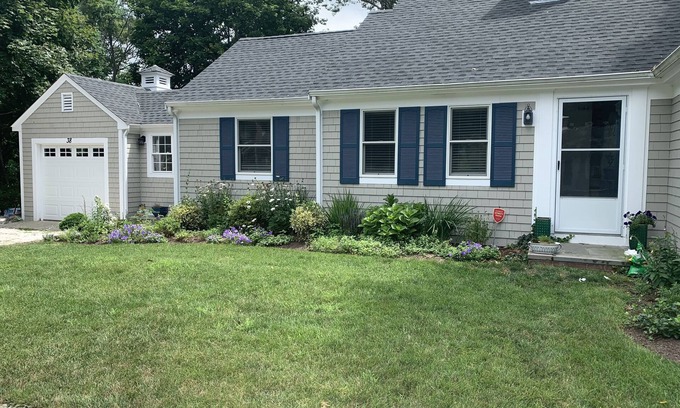 Hyannis House | Beautiful Small Home in Hyannis Port