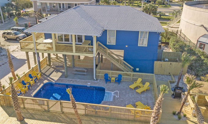 Villa Primera House | Beautiful Sound Front Home w/Private Pool, Tiki Bar & Pier!