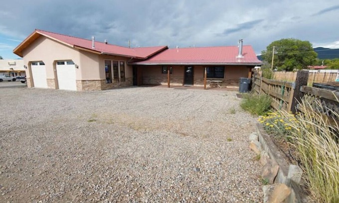 Taos House | Beautiful spacious house with 2 sided fireplace - PET fiendly - HOT TUB