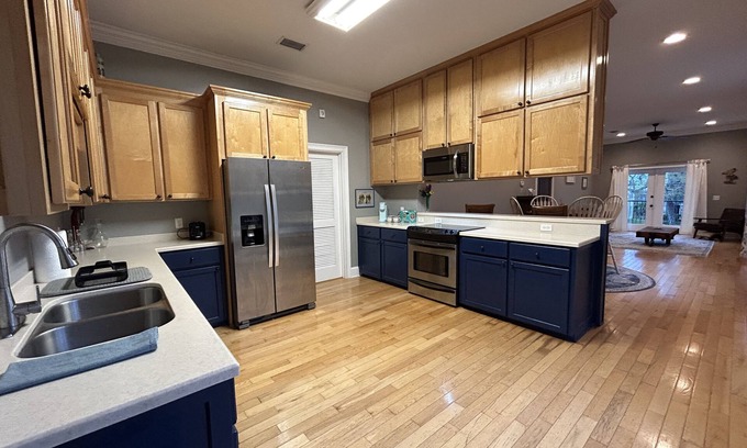 Darien Apartment | Beautiful, spacious 2rd floor apartment in the Darien historic district.