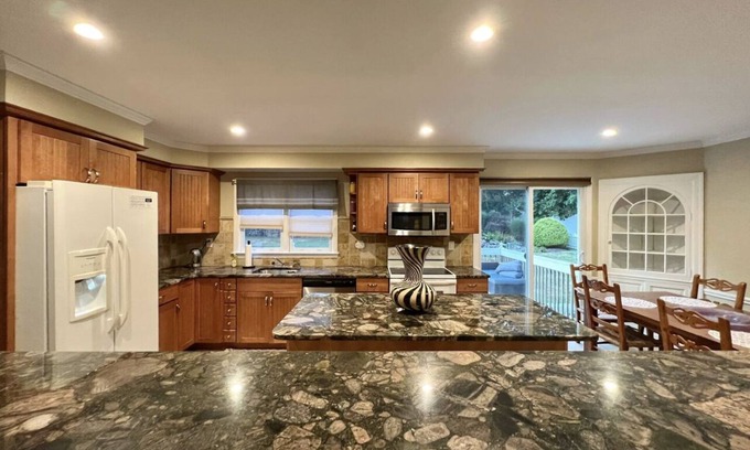 Stamford House | Beautiful, Spacious and Clean 2 Bedroom Pad in center of Stamford!