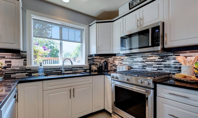 Booktown House | Beautiful Spacious Executive Home, 5 Min Walk to Town and Ocean