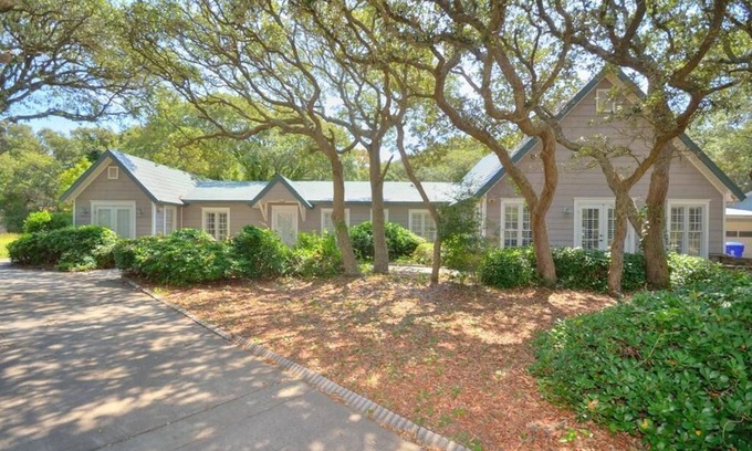 Yaupon Beach House | Beautiful & Spacious Home with 3 BR/4 BA-Less than 2 Min Walk to BEACH-Sleeps 6