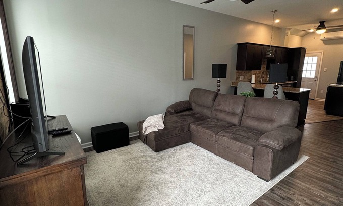 Albany Apartment | Beautiful Spacious Modern 1 Bedroom Apartment in Albany