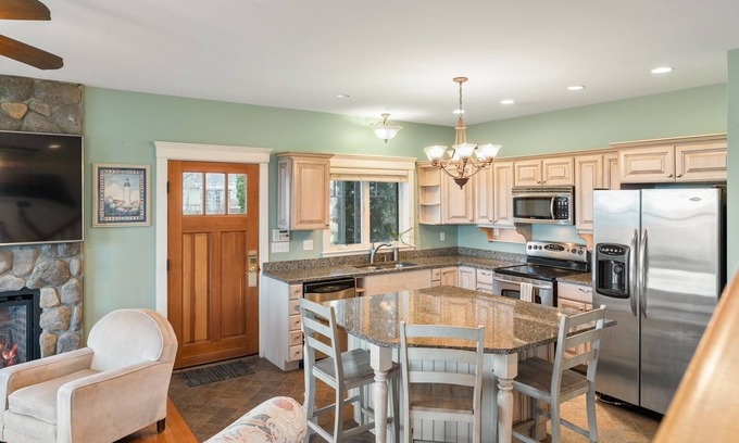 Edgecomb House | Beautiful spacious vacation rental home with views of the Sheepscot River