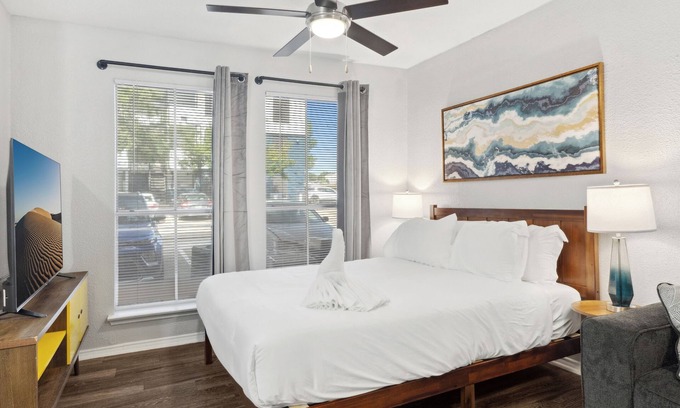 Coronado Hills Apartment | Beautiful Studio in University Hills 7247