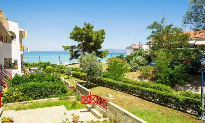 Afytos Apartment | Beautiful studio inside a complex next to the sea!