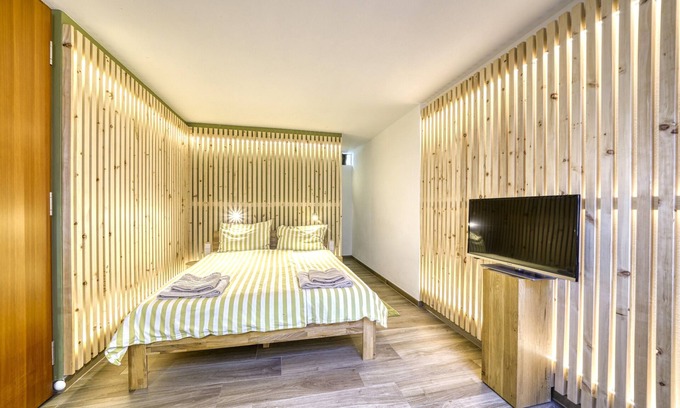 San Genesio Atesino Apartment | Beautiful studio near Bolzano - forest view, right on the European long-distance trail