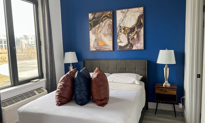 Elizabeth Apartment | Beautiful Studio Near Airport 7530
