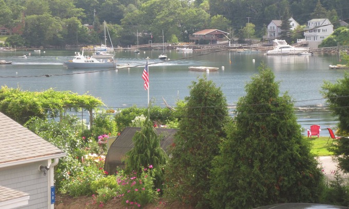 Boothbay Condo | Beautiful Sunsets, Ocean Breeze on Deck, 5mins walk to town, shops & restaurants