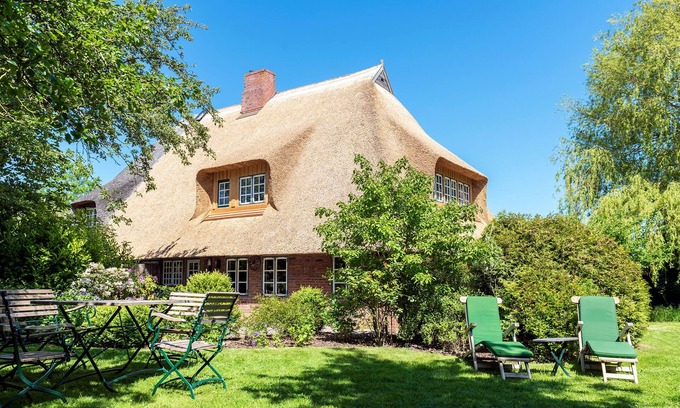 Behrensdorf House | Beautiful thatched roof, high quality furnishings, antiques, oven, garden