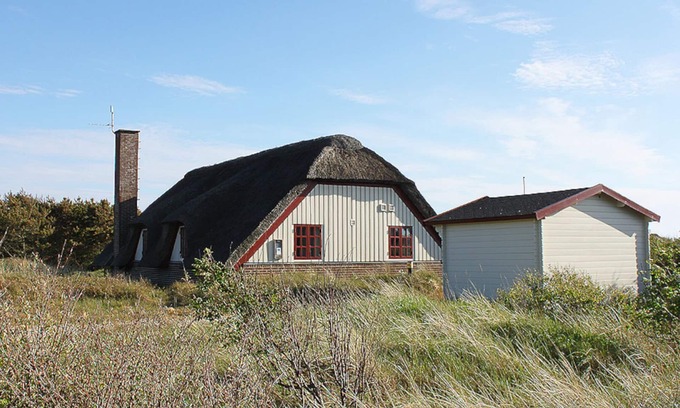 Sondervig House | Beautiful thatched house on a great natural plot