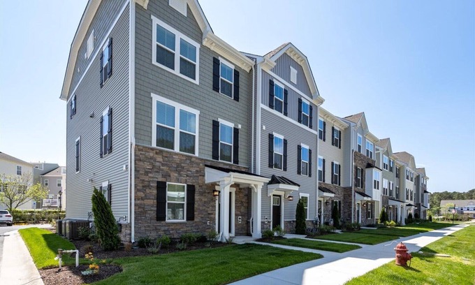 Bayside House | Beautiful Three Bedroom Townhome w/Nice Amenities