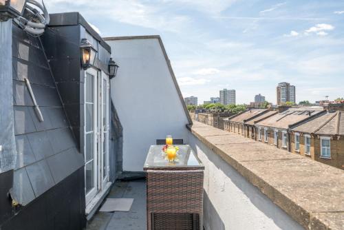 Latchmere Apartment | Beautiful Top-Floor 2-Bedroom Flat in Battersea with Private Balcony & Scenic Views
