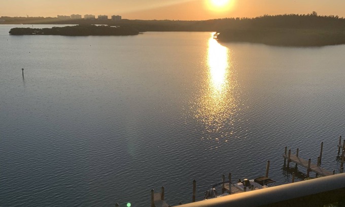 Siesta Key Condo | Beautiful Top Floor View, 5 minute walk to Turtle Beach