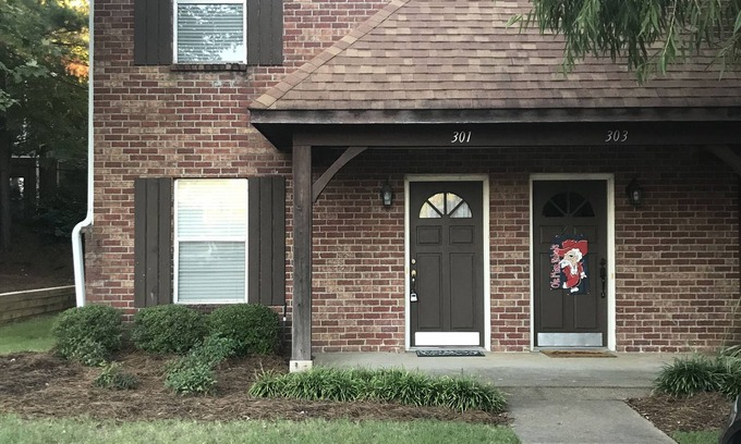 Oxford House | Beautiful Townhome in Gated Community 1 mile from Ole Miss