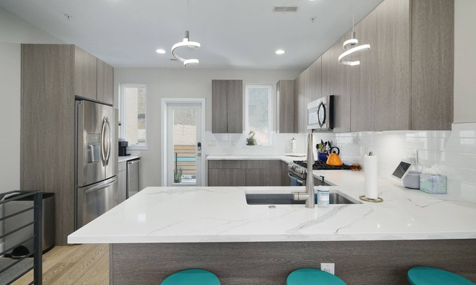 South Philadelphia House | Beautiful Townhome - fully furnished with home gym and hot tub!
