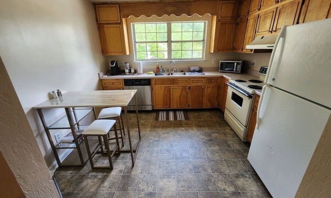 Tallahassee House | Beautiful Townhome! 1 Mile to TMH, 2 master suites