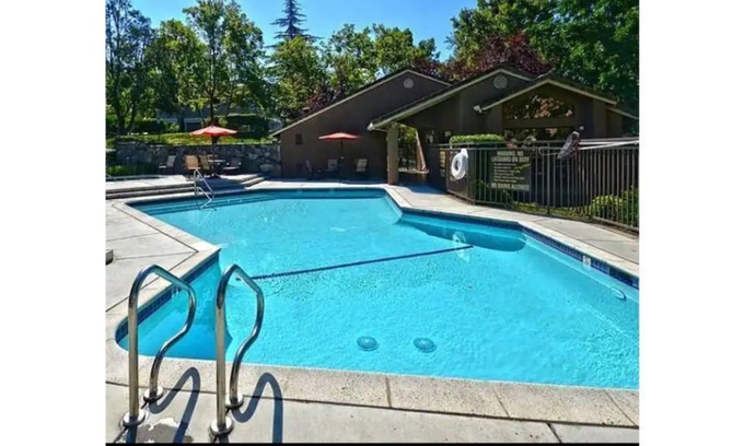 San Ramon House | Beautiful townhome with panoramic view of golf course & hills (San Ramon, CA)