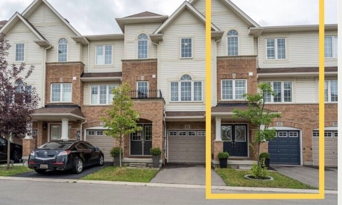 Winona House | Beautiful Townhouse with oasis backyard and free parking x2