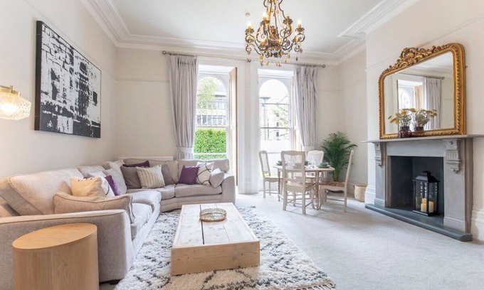 Cheltenham Apartment | Beautiful Two Bedroom Regency Apartment