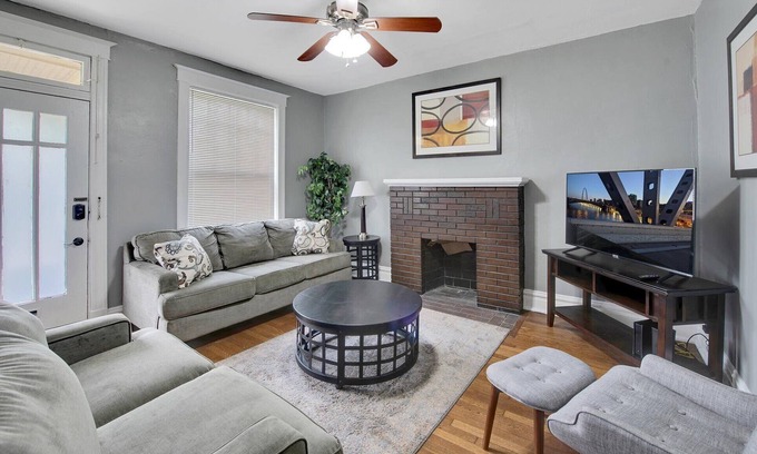 Shaw House | Beautiful Unit in Shaw Community! 1W