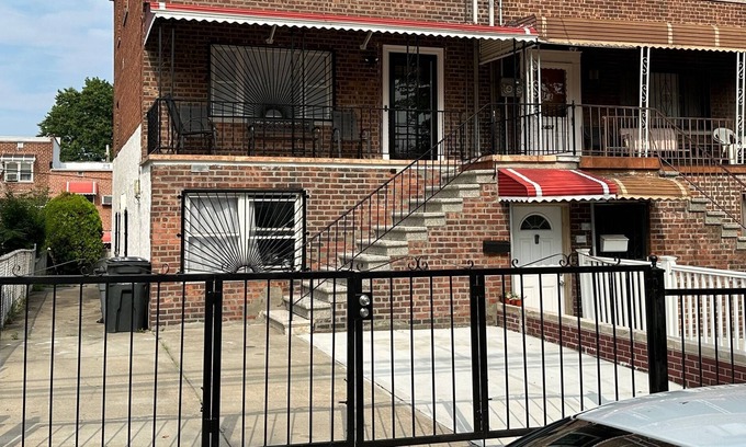 Baychester House | Beautiful updated Duplex