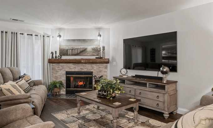 Table Rock Condo | Beautiful, Updated Golf Condo near Shows and Attractions