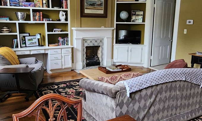 Midway Apartment | Beautiful upstairs apartment located in historic downtown Midwayn