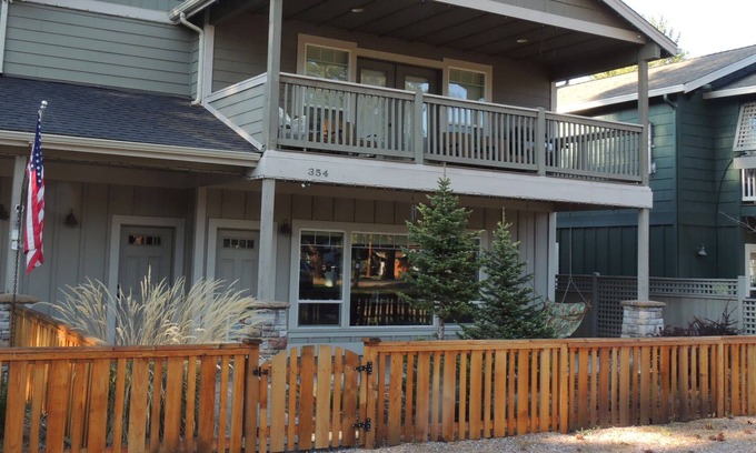 Sisters House | Beautiful upstairs townhouse in the heart of Sisters