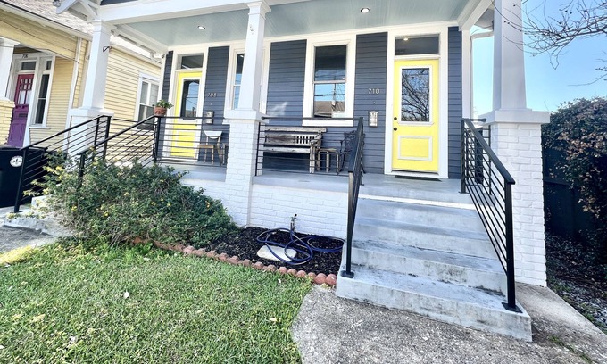 West Riverside House | Beautiful Uptown flat steps from Magazine Street