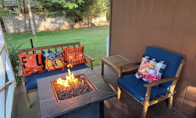 Albrightsville Cabin | Beautiful fall foliage, game room, fire pit, hot tub