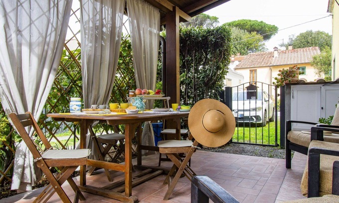San Giuliano Terme House | Beautiful villa for 6 guests with WIFI, A/C, TV, patio, pets allowed and parking
