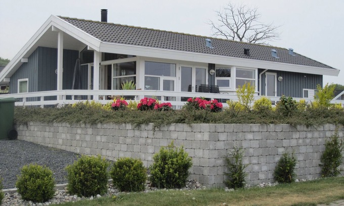 Grønninghoved Strand House | Beautiful vacation home with sea views and 5 minutes' walk from the beach