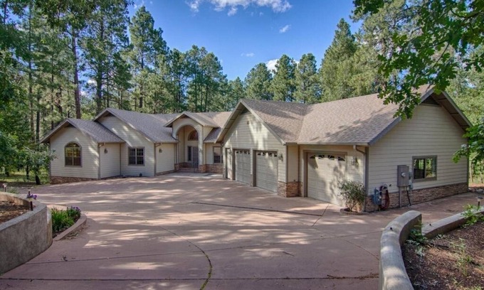 Pinetop House | Beautiful Vacation rental on Golf course!