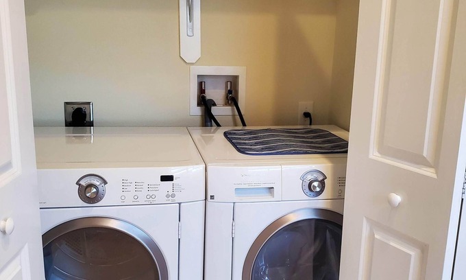 Venice Apartment | Beautiful Venice Island Apartment right on Venice Ave. - Shop, Beach & Eat!