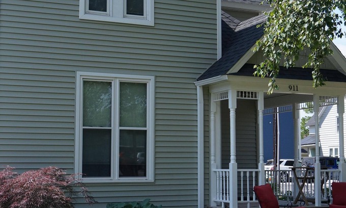Traverse City House | Beautiful Victorian Home Close to beaches-Close To Downtown/Shops/Restaurants