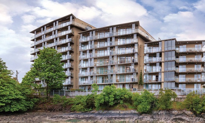 Inner Harbour Condo | Beautiful Victoria in SUMMER-2 BR with plenty of room to play!