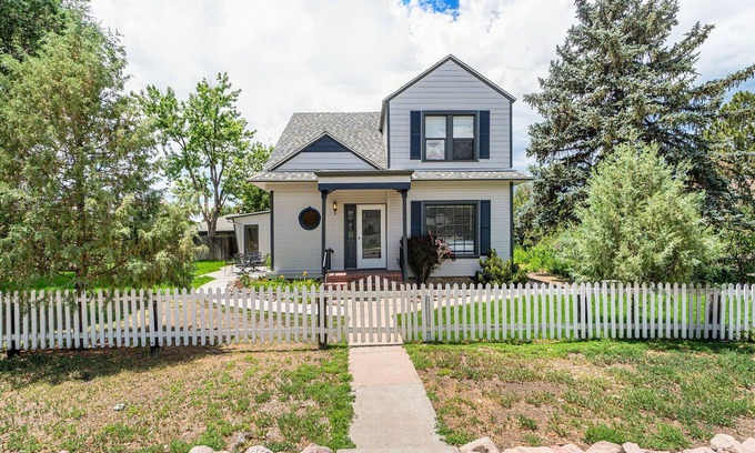Castle Rock House | Beautiful Victorian 4 Bedroom downtown Castle Rock