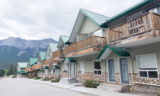 Harvie Heights House | Beautiful view 2 bedroom 6 people close Banff