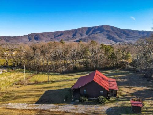 Gatlinburg - Pigeon Forge House | Beautiful View! Log cabin,Fireplace,Hot Tub,Arcade,Pool,Fishing