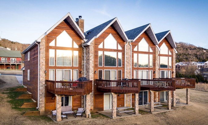 Holiday Island Condo | Beautiful Views, Starry Nights, Walking Distances to Marina