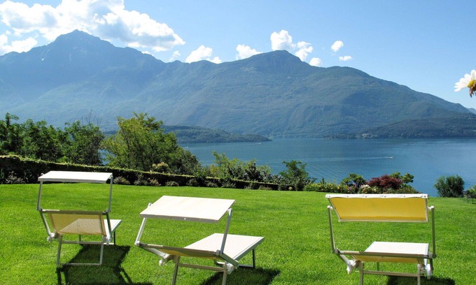 Domaso House | Beautiful villa for 4 guests with A/C, WIFI, hot tub, TV, terrace and pets allowed