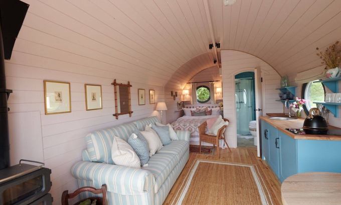 Cropredy House | Beautiful villa for 4 guests with hot tub, terrace, pets allowed and parking