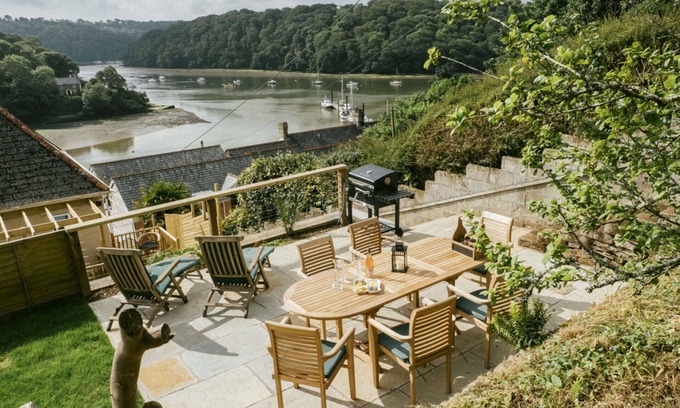 Truro House | Beautiful villa for 5 guests with hot tub, WIFI, TV, terrace and pets allowed