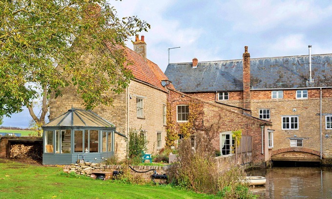 Thrapston House | Beautiful villa for 8 people with WIFI, TV, terrace and pets allowed