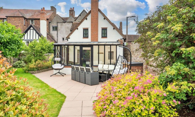 Bridgnorth House | Beautiful villa for 8 people with WIFI, hot tub, terrace and pets allowed